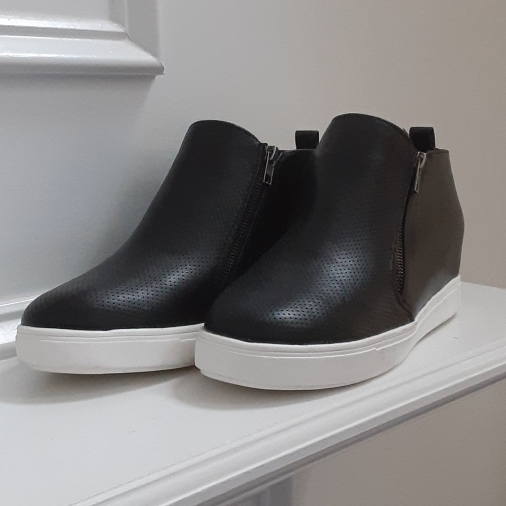 Time and Tru. Black seaport sneakers, NWT.